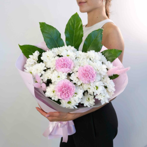 Хризантемы и диантусы в пышном букете "Зайка моя"