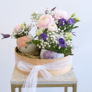 Композиция на пасху: декоративные яйца с цветочным оформлением