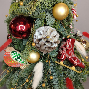 Нарядная ёлка в шапочке