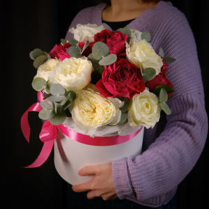 Дорогие пионовидные розы в коробке "Яркий микс"