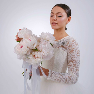 Белые пионы и розы в нежном букете "Аврора"