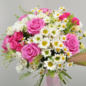 Розы и ромашки в полевом букете "Летний Джаз"