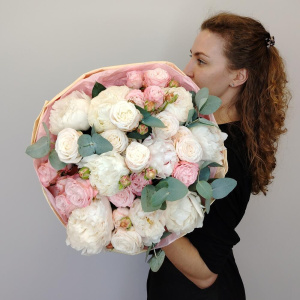 Белые пионы и пионовидные розы в нежном букете