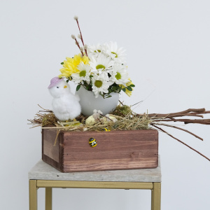 Композиция на пасху: яйцо с хризантемами и сувениром "Цыплёнок"