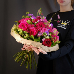 Пионовидные розы в авторском букете «Кармен»