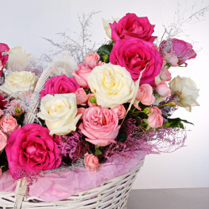 Ароматные розы в шикарной корзине «Винтаж»