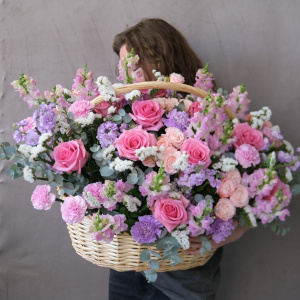 Ароматные розы и антирринум в роскошной корзине в сиреневых оттенках