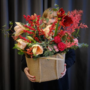 Композиция в сумке: сезонные амариллисы и пионовидные розы