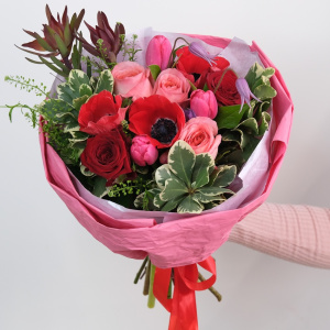 Анемоны и тюльпаны в необыкновенном букете "Палитра любви"