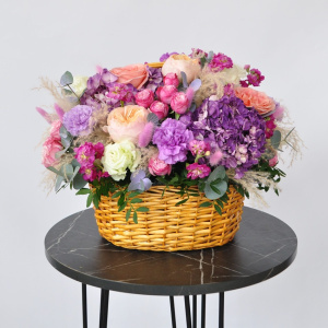 Фиолетовая гортензия и пионовидные розы в корзине "Чародейка"