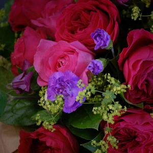 Пионовидные розы в авторском букете «Кармен»