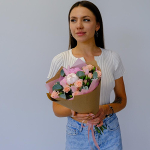 Букетик с пионом и пионовидными розами "Нежный"