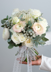 Букет невесты с ранункулюсами, розами и декоративной зеленью
