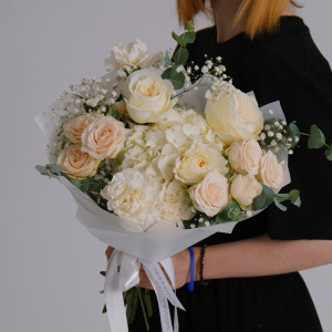 Пионовидные розы и белая гортензия в букете "Белоснежка"