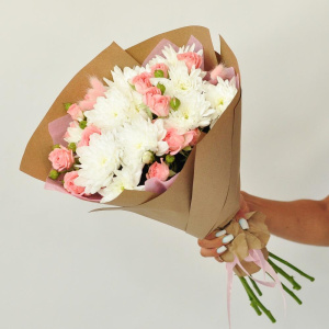 Хризантема и кустовые розы в букете "Персиковый поцелуй"