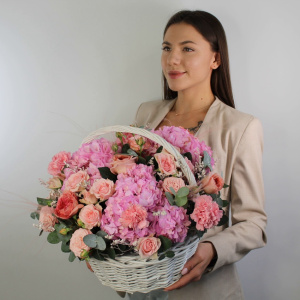 Гортензия и пионовидные розы в корзине "Милашка"