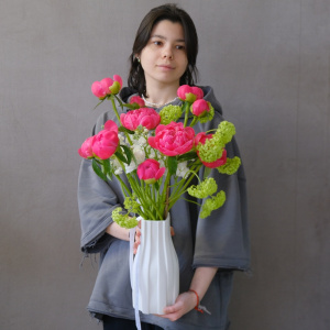 Букет в вазе. Коралловые пионы, маттиола и яркая зелень