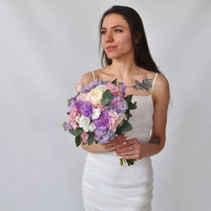 Букет невесты с ранункулюсами и необыкновенными гвоздиками "Сиреневый вальс"
