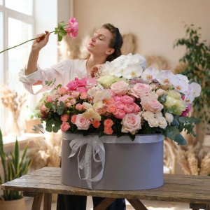 Авторская композиция в большой коробке: фаленопсис, пионовидные и ароматные розы Охара