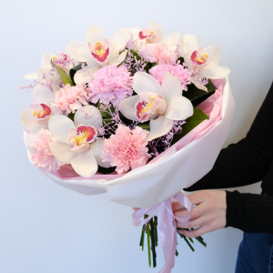 Орхидеи и пушистые гвоздики в букете «Изысканный дуэт»