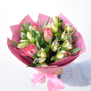 Букет с тюльпанами и альстромериями