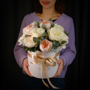 Дорогие пионовидные розы в коробке "Цветочная акварель"