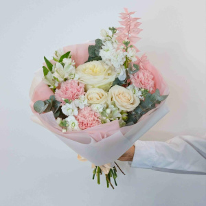 Ароматные розы в нежном букете "Нежность утренней росы"