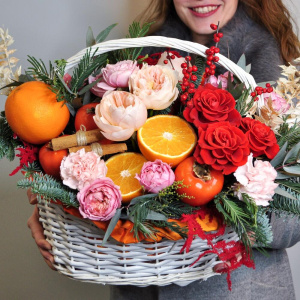 Корзина с цветами и фруктами «Апельсиновый грог»