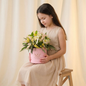 Альстромерия и мимоза в коробочке