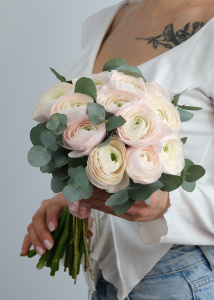 Букет невесты с ранункулюсами и эвкалиптом