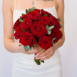 Букет невесты из красных ароматных роз с эвкалиптом