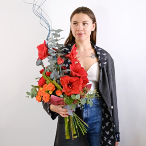 Вертикальный букет с амариллисами и розами. Мужской бизнес букет