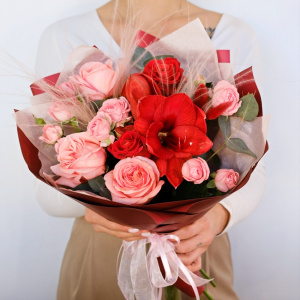 Амариллис и пионовидные розы в букете "Алая заря"