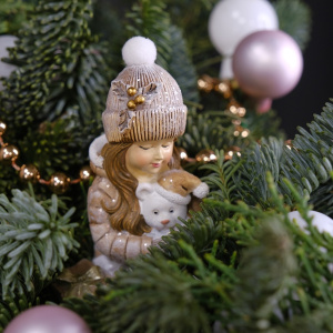 Новогодняя композиция из нобилиса "Пряничный домик" в розовых оттенках