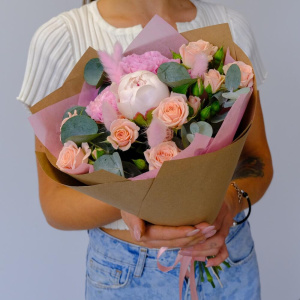 Букетик с пионом и пионовидными розами "Нежный"