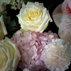 Розовые амариллисы и пионовидные розы в большой корзине