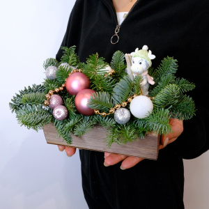 Новогодняя композиция с сувениром (в ассортименте)