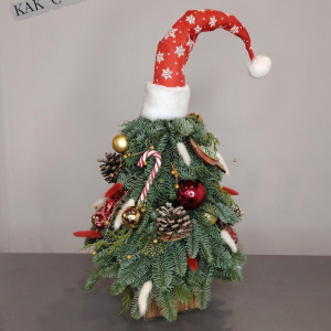 Нарядная ёлка в шапочке