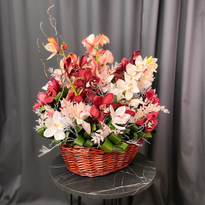 Орхидеи Цимбидиум в роскошной интерьерной корзине