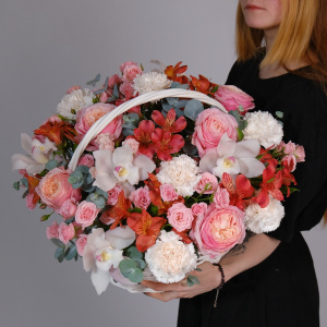 Орхидеи, пионовидные розы и альстромерии в корзине "Рыжий рассвет"