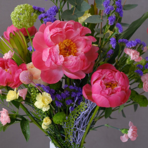 Букет в вазе. Коралловые пионы, статица и яркая зелень