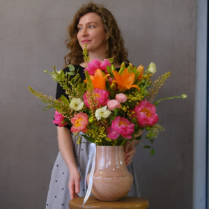 Букет в вазе. Коралловые пионы, лилия и сочная зелень в букете "Танцы с огнём"