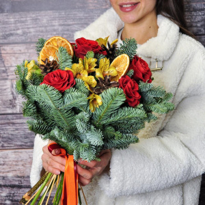 Нобилис и розы в жарком букете «Новогодняя открытка»