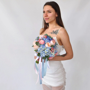Букет невесты с голубой гортензией и персиковыми розами "Ванильное небо"