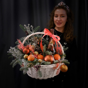 Подарочная корзина с шампанским, декором и ароматной пихтой нобилис