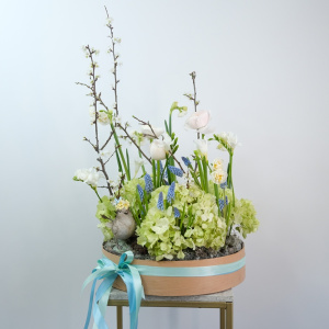 Гортензия, ранункулюсы и мускари в композиции "Цветущий сад"