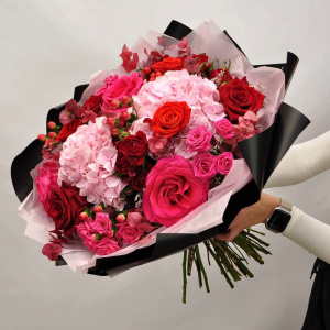 Гортензии и ароматные розы в букете "Розовая пантера"