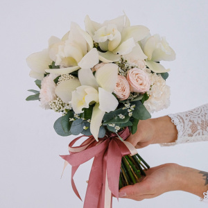 Орхидея Цимбидиум в изысканном букете "Симфония нежности"