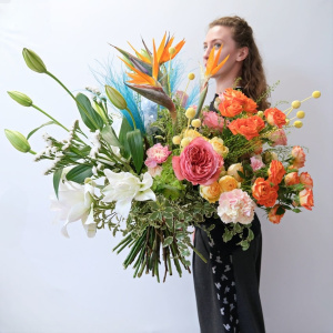 Экзотичный букет WOW! Стрелиция, гортензия, розы и пионовидная лилия. Букет гигант 80см