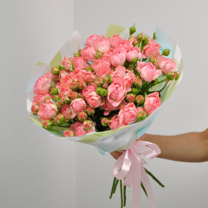 Пионовидные кустовые розы в букете "Персиковый поцелуй"